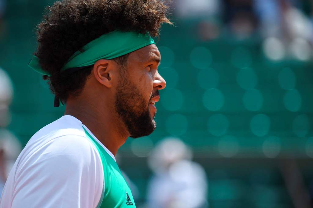 France's Jo-Wilfried Tsonga reacts during his tennis match against Argentina's Renzo Olivo at the Roland Garros 2017 French Open on May 31, 2017 in Paris. / AFP / Eric FEFERBERG