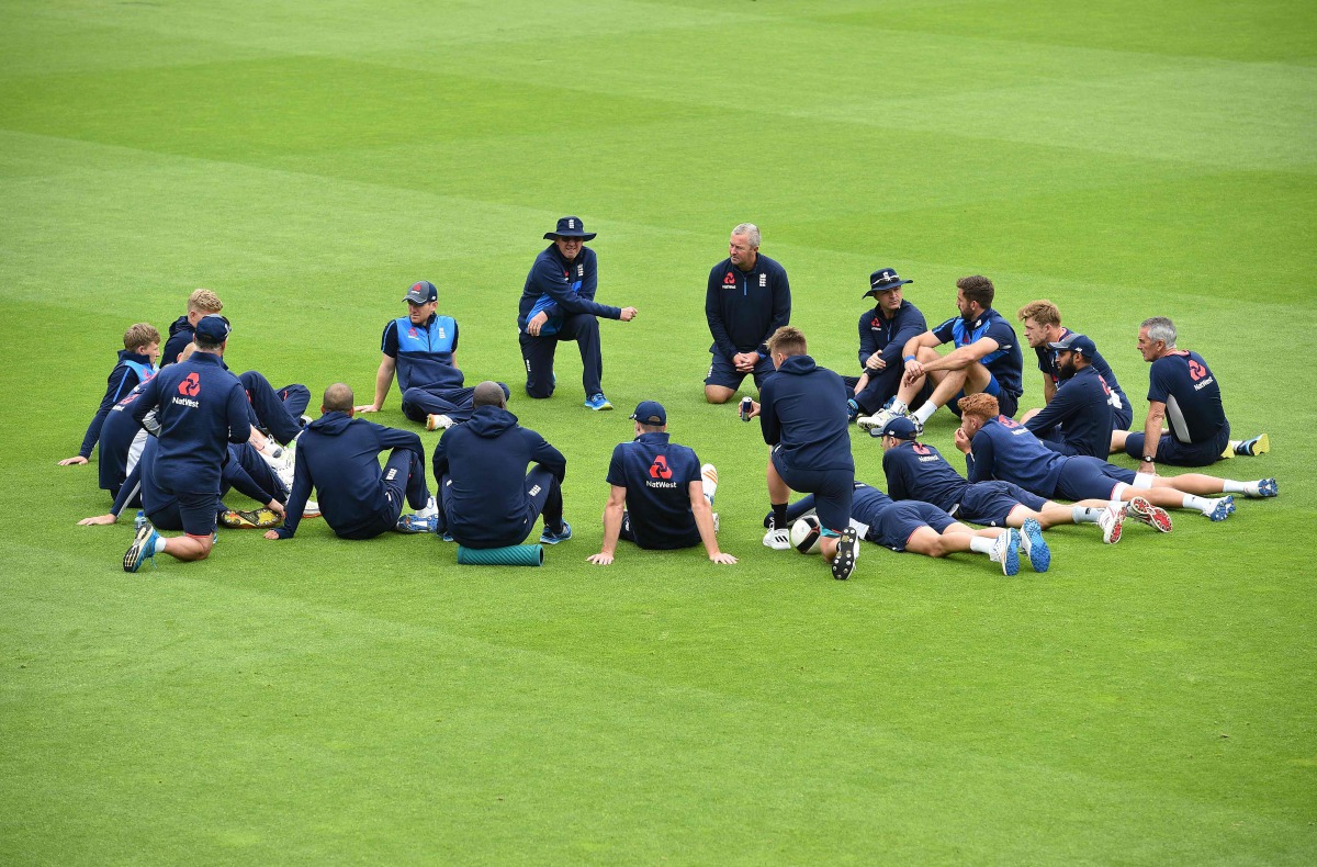 England's captain Eoin Morgan (top row 2L) holds a team talk ahead of their nets practice session at The Oval in London on May 31, 2017, on the eve of their ICC Champions Trophy cricket match against Bangladesh. (AFP / GLYN KIRK)