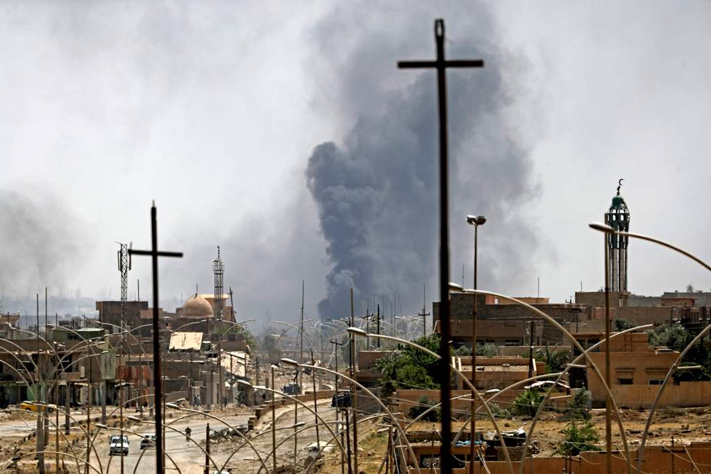 Smoke billows in western Mosul's Zanjili neighbourhood as government forces advance in the area during their ongoing battle against Islamic State (IS) group fighters on May 31, 2017. / AFP / KARIM SAHIB
