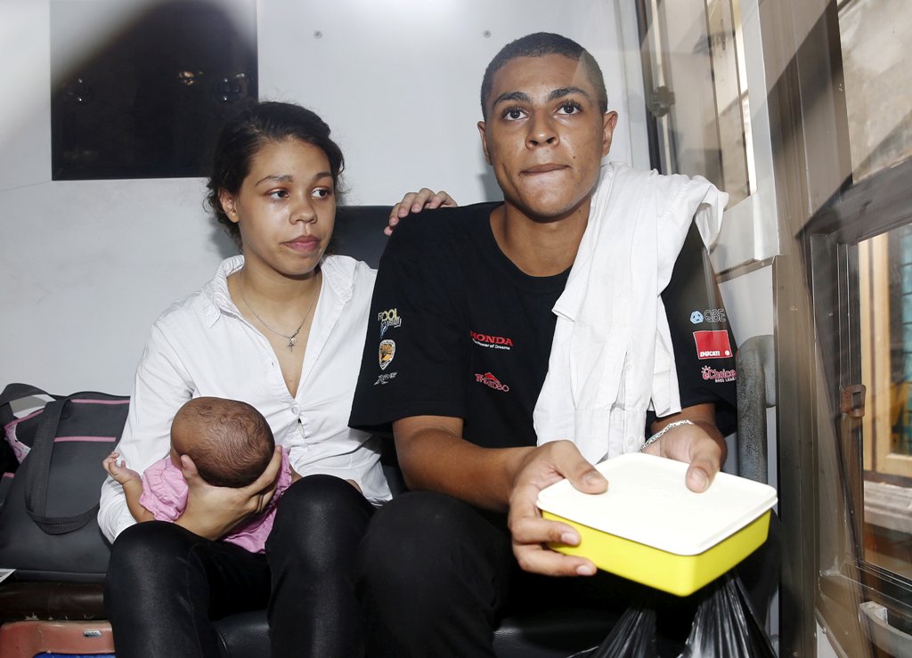 Heather Mack (L) and Tommy Schaefer (R) of the U.S. sit in a prison bus at Denpasar court following their verdicts on the Indonesian resort island of Bali on April 21, 2015. REUTERS/Darren Whiteside/File Photo
