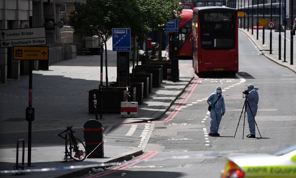 Police forensic officers work on London Bridge in London on June 4, 2017, as police continue their investigations following the June 3 terror attack.   AFP / Chris J Ratcliffe
