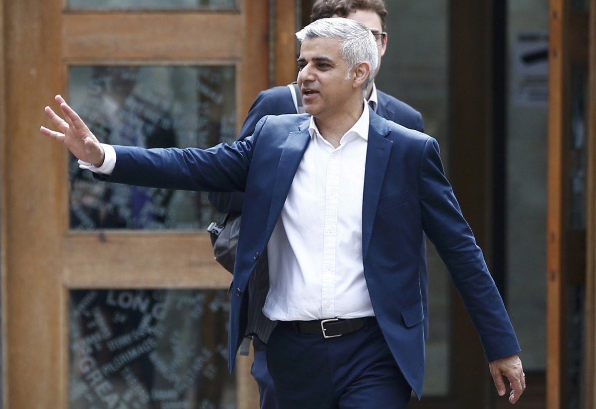 FILE PHOTO: London Mayor Sadiq Khan leaves Southwark Cathedral in London, Britain, May 7, 2016 (REUTERS / Peter Nicholls) 