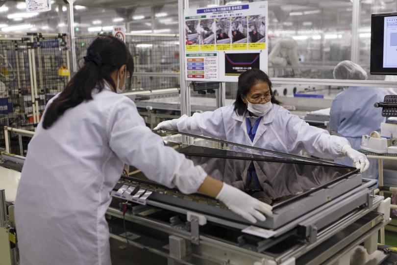 File Photo: Women assemble an Aquos television at Sharp Corp's Tochigi plant in Yaita, north of Tokyo, November 19, 2015. Reuters / Reiji Murai