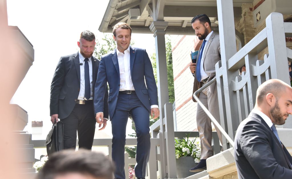 French President Emmanuel Macron (C) leaves his home in Le Touquet, northern France, on June 11, 2017, during the first round of France's legislative elections.   AFP / Philippe HUGUEN
