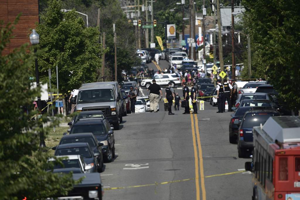 Alexandria police and emergency members gather near the crime scene of an early morning shooting in Alexandria, Virginia, June 14, 2017.   AFP / Brendan Smialowski
