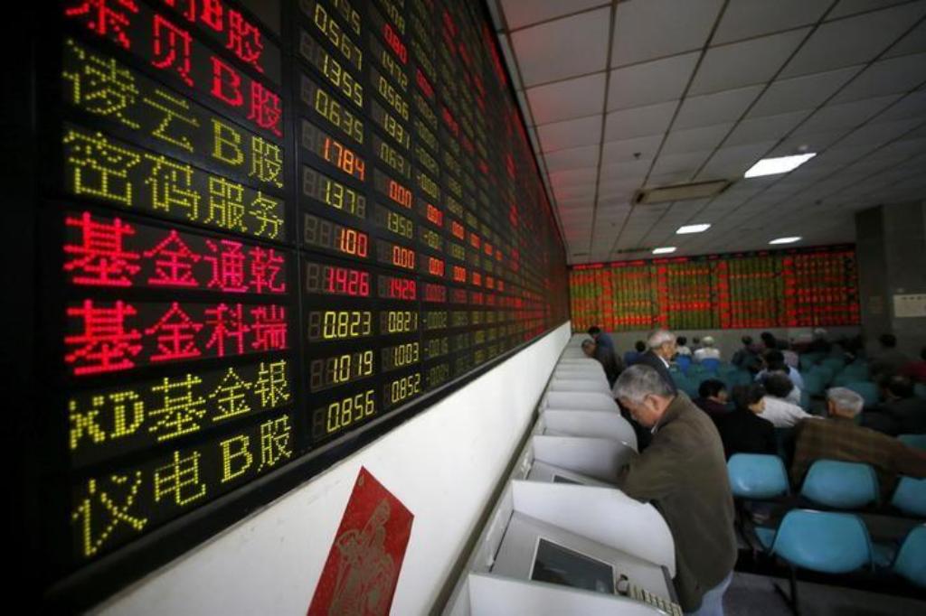 Investors look at computer screens showing stock information at a brokerage house in Shanghai, China, April 21, 2016. REUTERS/Aly Song/File Photo.