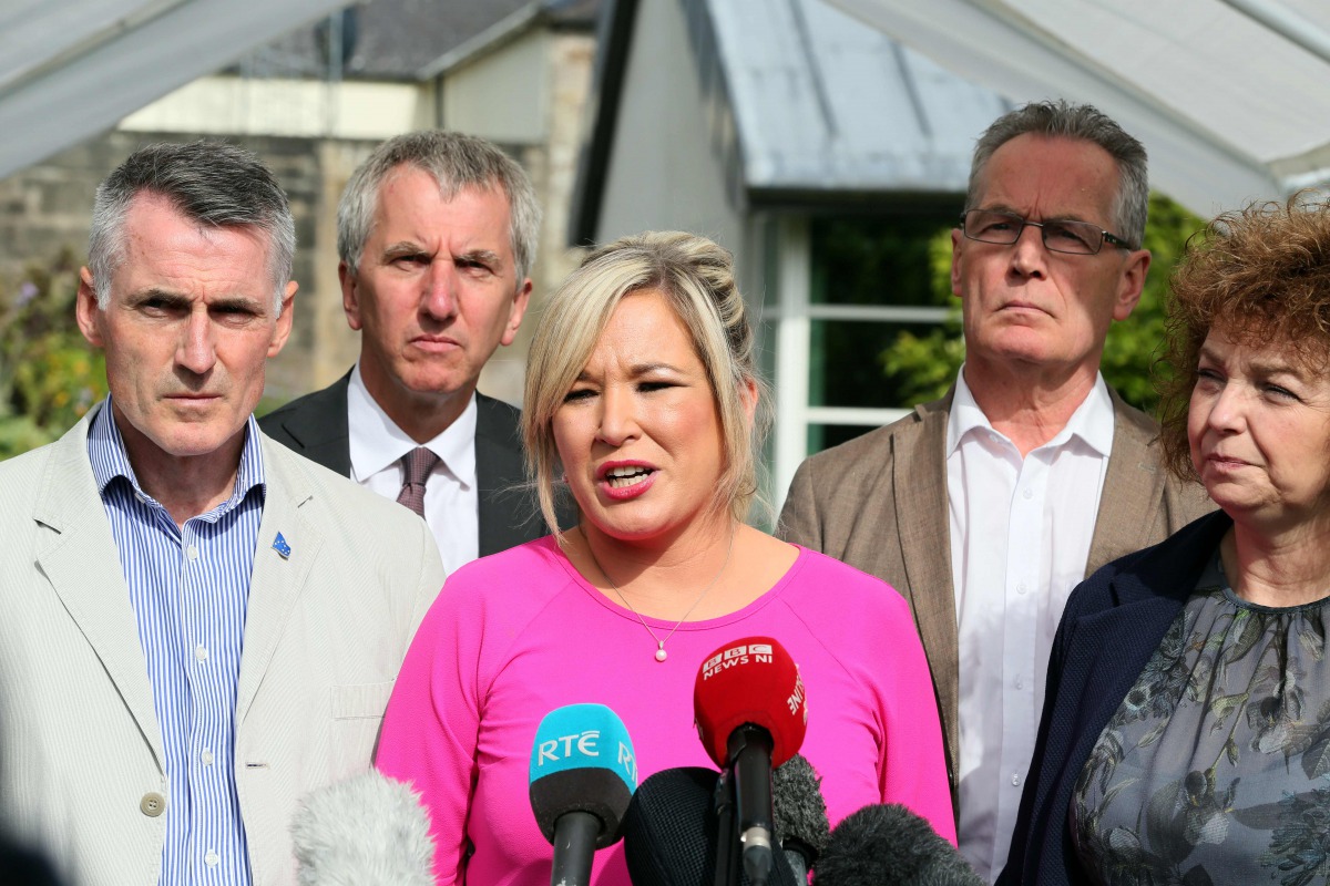 Sinn Fein leader Michelle O'Neill (C) gives a statement to the press at Stormont Castle in Belfast on July 3, 2017 as talks continue to form a power-sharing government in Northern Ireland.  AFP / Paul Faith