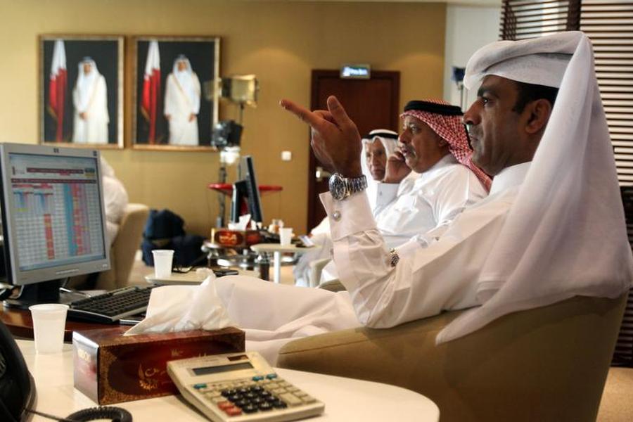 FILE PHOTO: Traders monitor screens displaying stock information at Qatar Stock Exchange in Doha on November 9, 2016 (REUTERS / Naseem Zeitoon) 