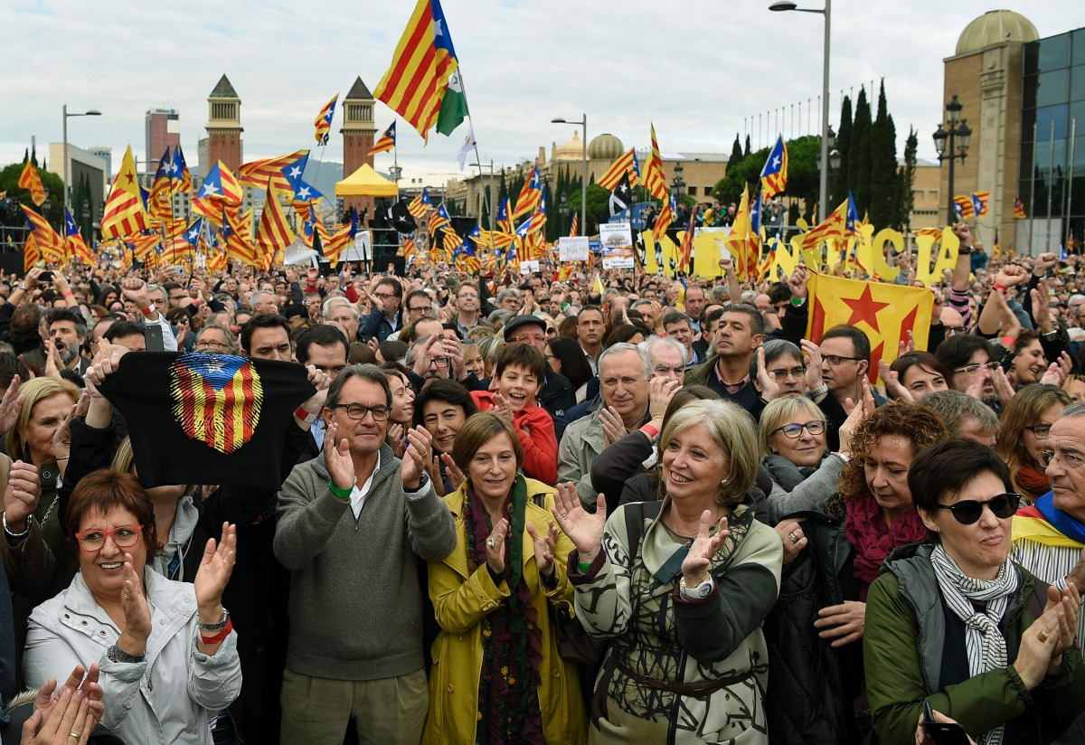 Former President of the Catalan Government Artur Mas and Catalan Parliament President Carme Forcadell applaud during a demo by Catalans in Barcelona on November 13, 2016 (AFP / LLUIS GENE) 