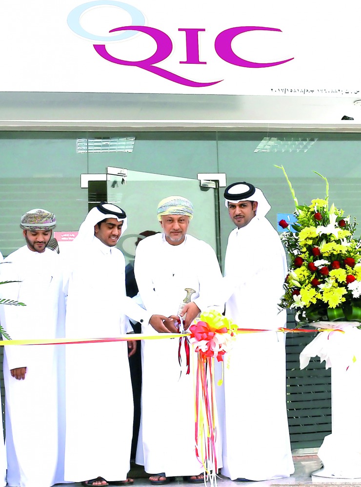  Dr Sheikh Yahya bin Suleiman Al Nadabi -Wali cutting the  ribbon to mark the opening of the new branch.