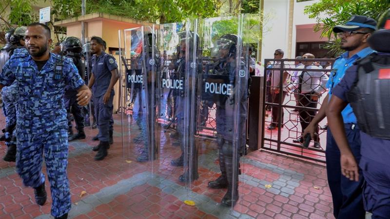 Defiant politicians fought off riot police to enter the parliament compound [Mohamed Afrah/Al Jazeera]