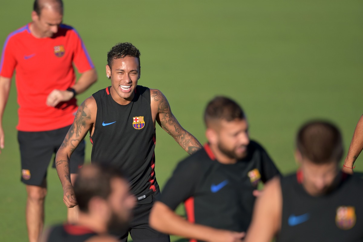 Barcelona player Neymar jokes with teamates during a training session at Barry University in Miami, Florida, on July 27, 2017, two days before their International Champions Cup friendly match against Real Madrid. (AFP / HECTOR RETAMAL)
