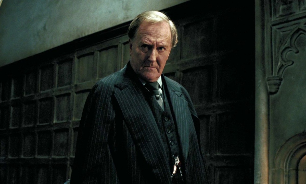 Born in 1925, Robert Hardy began his career in Shakespearean roles onstage in Stratford-upon-Avon in the years after World War II.