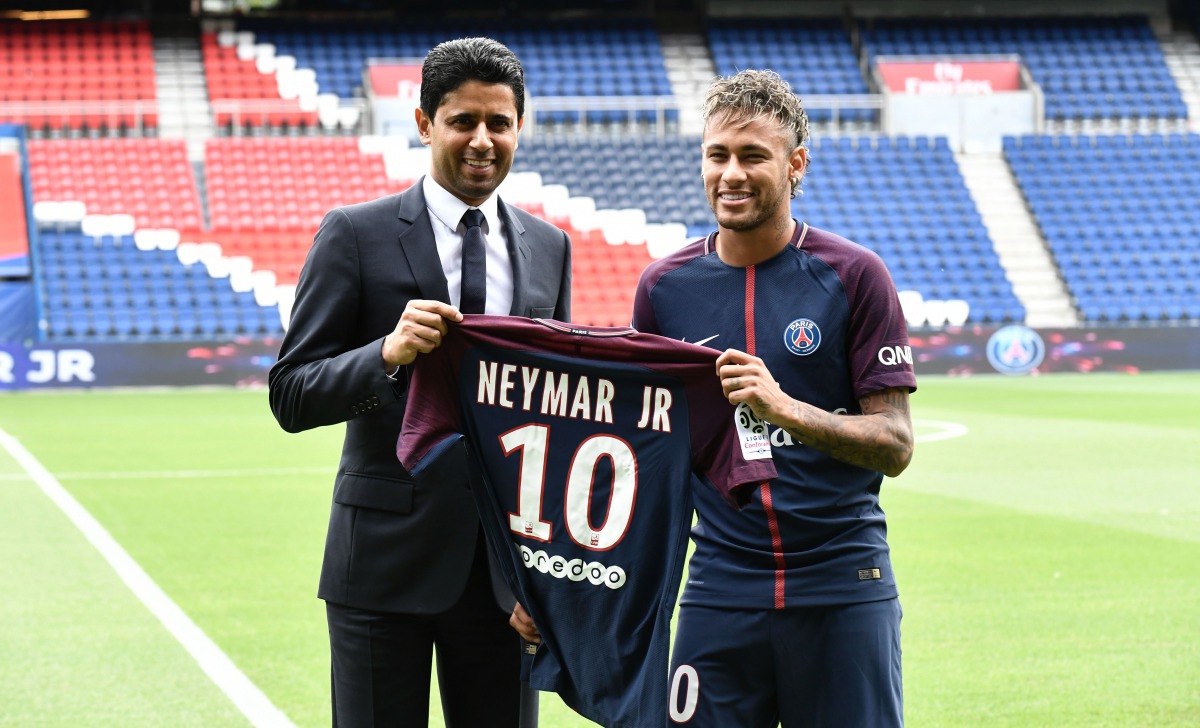 Brazilian superstar Neymar (R) poses with his jersey next to Paris Saint Germain's (PSG) Qatari president Nasser Al-Khelaifi during his official presentation at the Parc des Princes stadium on August 4, 2017. (AFP / PHILIPPE LOPEZ)