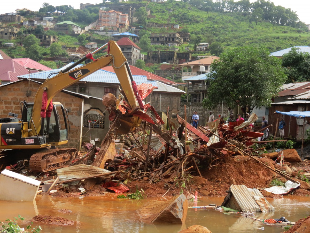 People remove the wreckage at Regent region of Freetown after landslide struck the capital of the west African state of Sierra Leone on August 15, 2017. (Anadolu Agency)