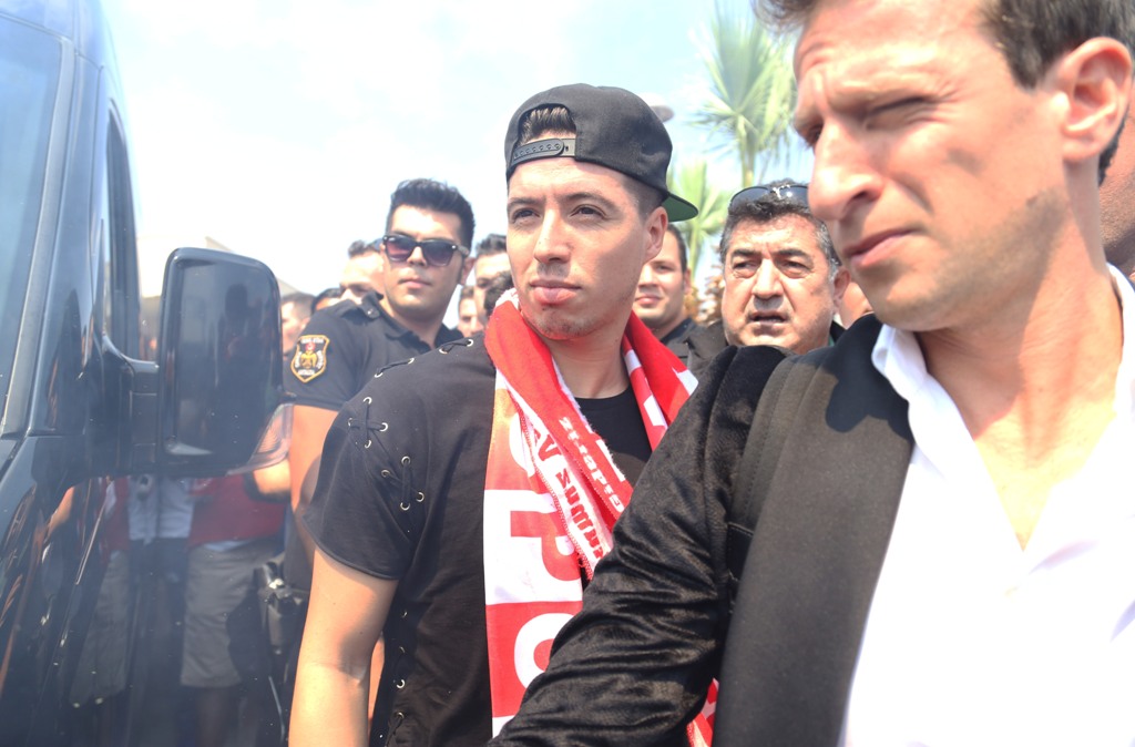 Antalyaspor's new transfer Samir Nasri (2nd R) is welcomed by team fans as he arrives in Antalya, Turkey on August 20, 2017. ( Gülsem Adam - Anadolu Agency )
