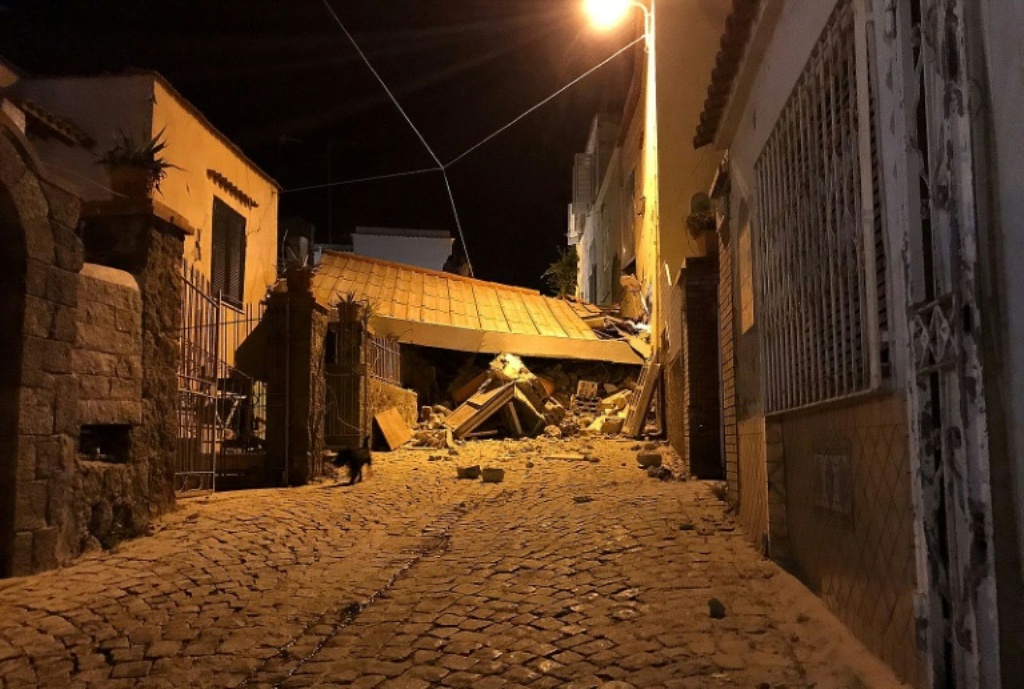 An earthquake hit the popular Italian tourist island of Ischia, off the coast of Naples, causing several buildings to collapse on August 21, 2017. / Gaetano Di MEGLIO (AFP)