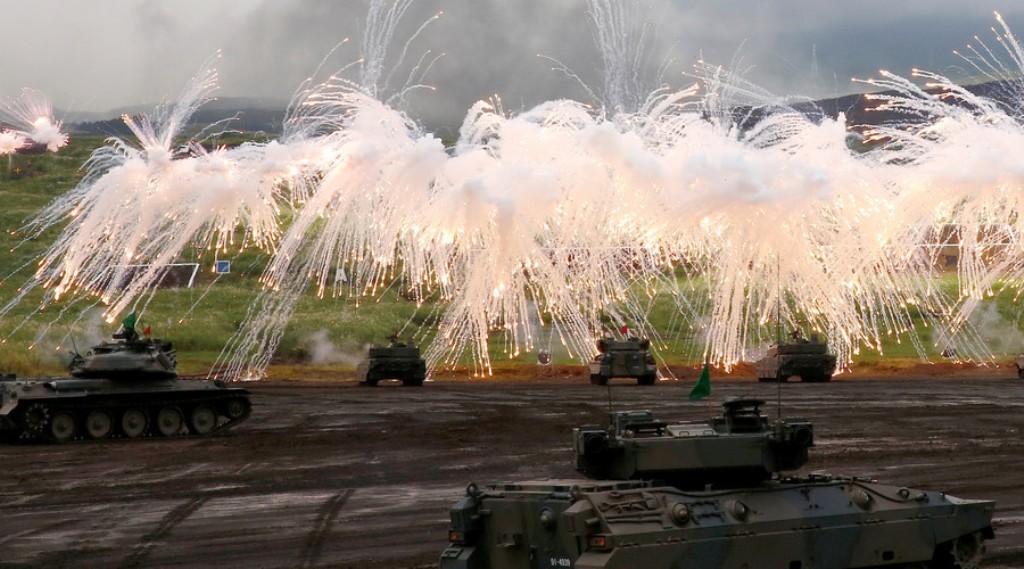 Japanese Ground Self-Defense Force tanks and other armoured vehicles take part in an annual training session near Mount Fuji at Higashifuji training field in Gotemba, west of Tokyo, August 25, 2016. © Kim Kyung-Hoon / Reuters.