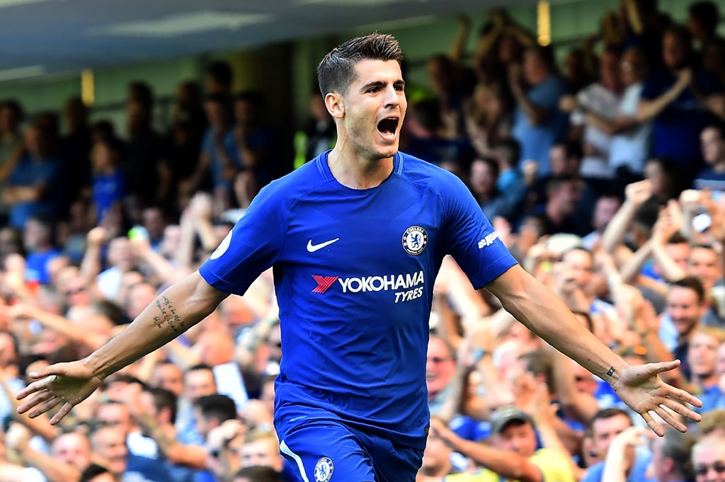 Chelsea's Spanish striker Alvaro Morata celebrates scoring his team's second goal during the English Premier League football match between Chelsea and Everton at Stamford Bridge in London on August 27, 2017. / AFP / Glyn KIRK