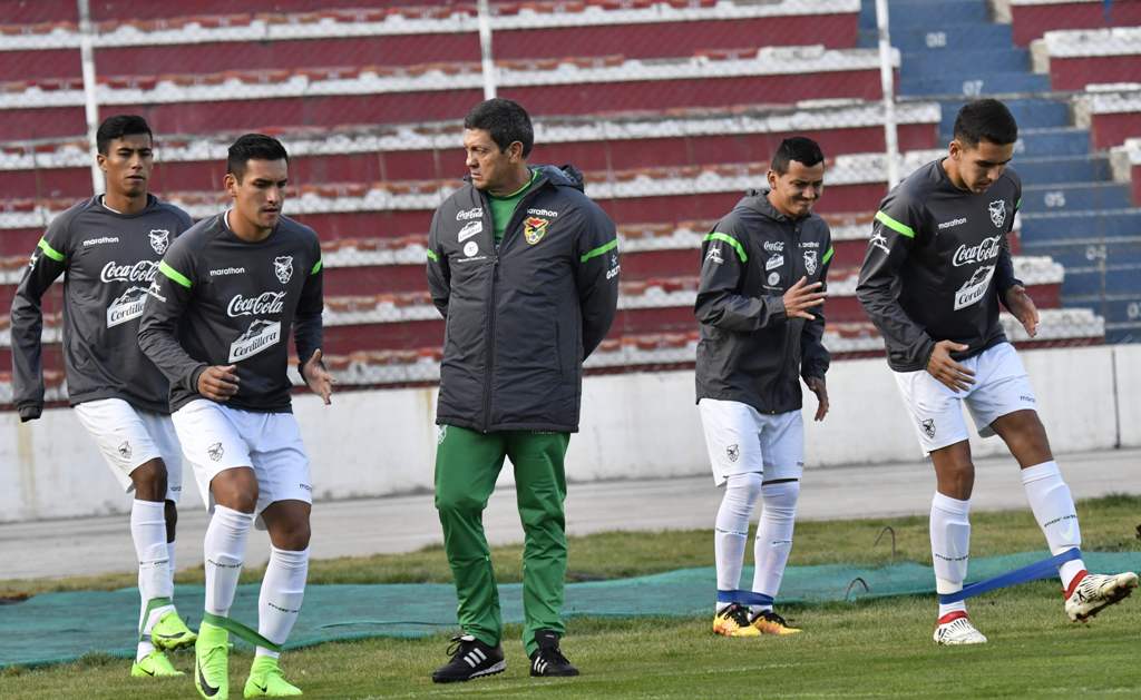 Mauricio Soria (C), the coach of Bolivia's national team, leads a training session at the Hernando Siles stadium in La Paz on August 28, 2017, ahead of Bolivia's upcoming 2018 FIFA World Cup Russia South American qualifier football matches against Peru an