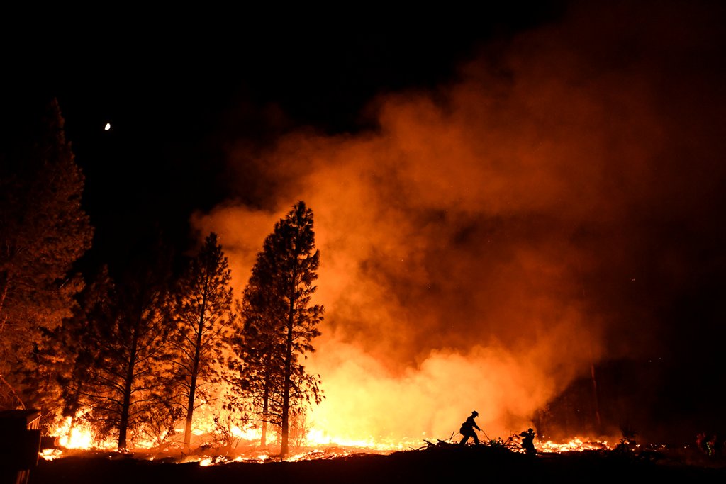 A firefighter battles the Ponderosa Fire east of Oroville, California, U.S. August 29, 2017. REUTERS/Noah Berger TPX IMAGES OF THE DAY.