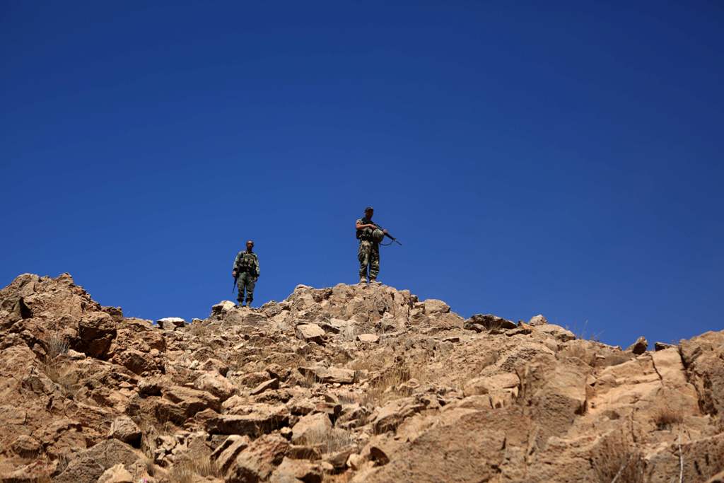 A picture taken on an army-organized press tour shows Lebanese army soldiers with the 6th Brigade watching the Syrian border from a hill recently taken from the Islamic State (IS) group in Jurud Ras Baalbeck on the Syrian-Lebanese border on August 28, 201