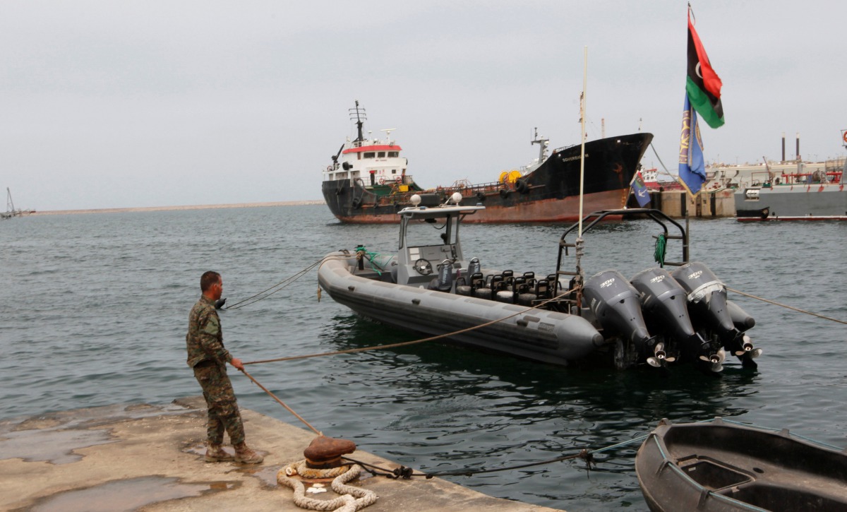 A Libyan coast guard member conducts a daily routine check on one of the patrol boats in Tripoli, April 19, 2016 (REUTERS / Ismail Zitouny) 