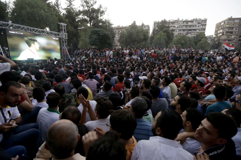 Syrian football fans watch in Damascus the FIFA World Cup 2018 qualification football match between Iran and Syria, played in Iran, on September 5, 2017.  AFP / LOUAI BESHARA
