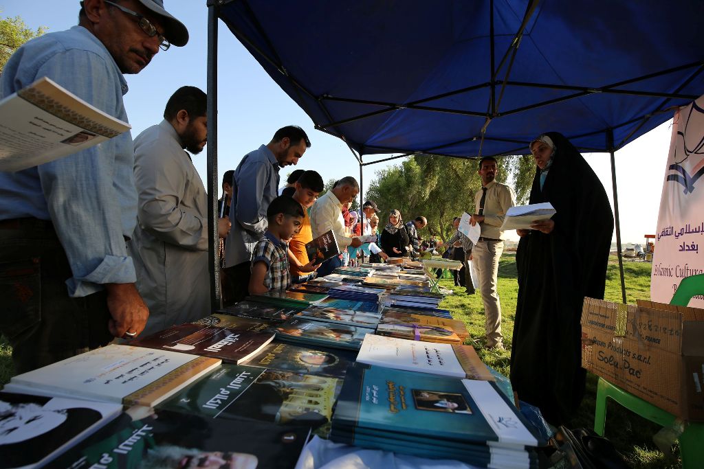 Iraqis attend a cultural festival at Abu Nawas street, along the Tigris river in the capital Baghdad on September 9, 2017. / AFP / SABAH ARAR
