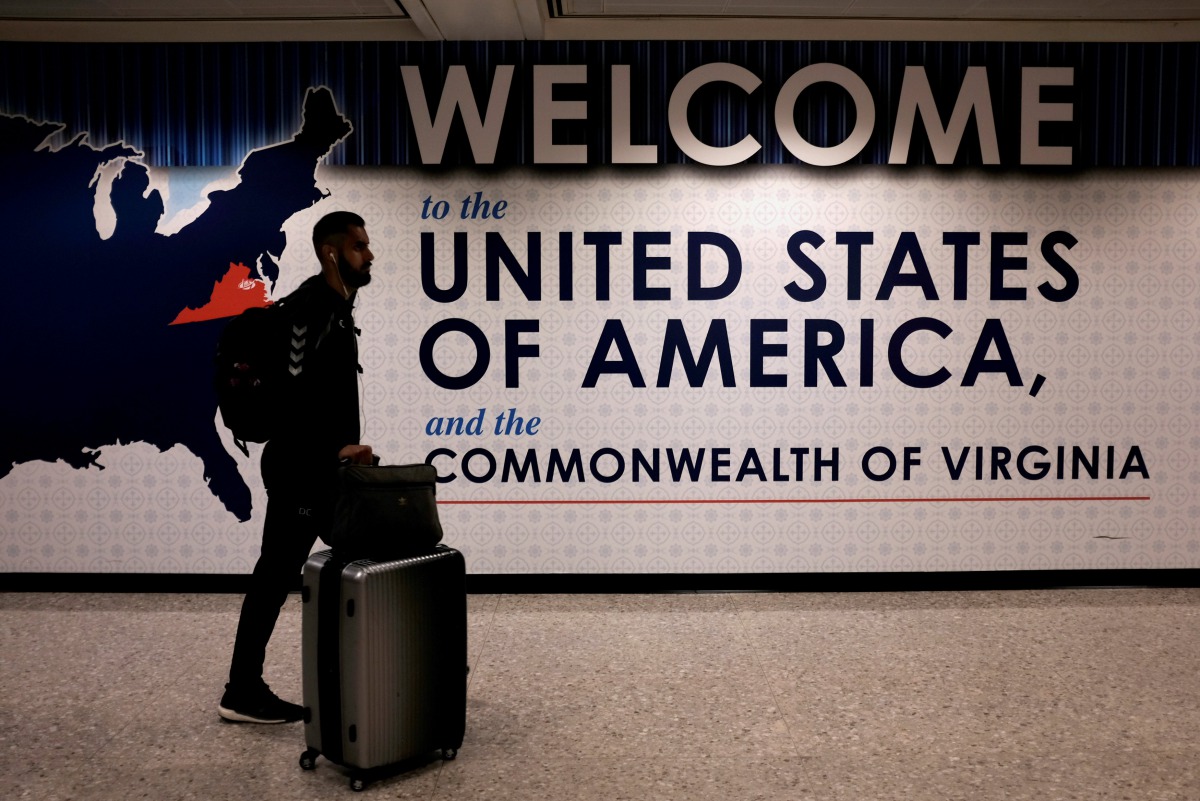 An international passenger arrives at Washington Dulles International Airport, June 26, 2017 (Reuters/ James Lawler Duggan)
