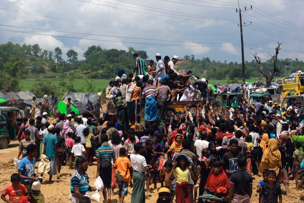 Rohingya refugees climb a truck to receive aid distributed by local organisations at Balukhali makeshift refugee camp in Cox's Bazar, Bangladesh, September 14, 2017. REUTERS/Danish Siddiqui
