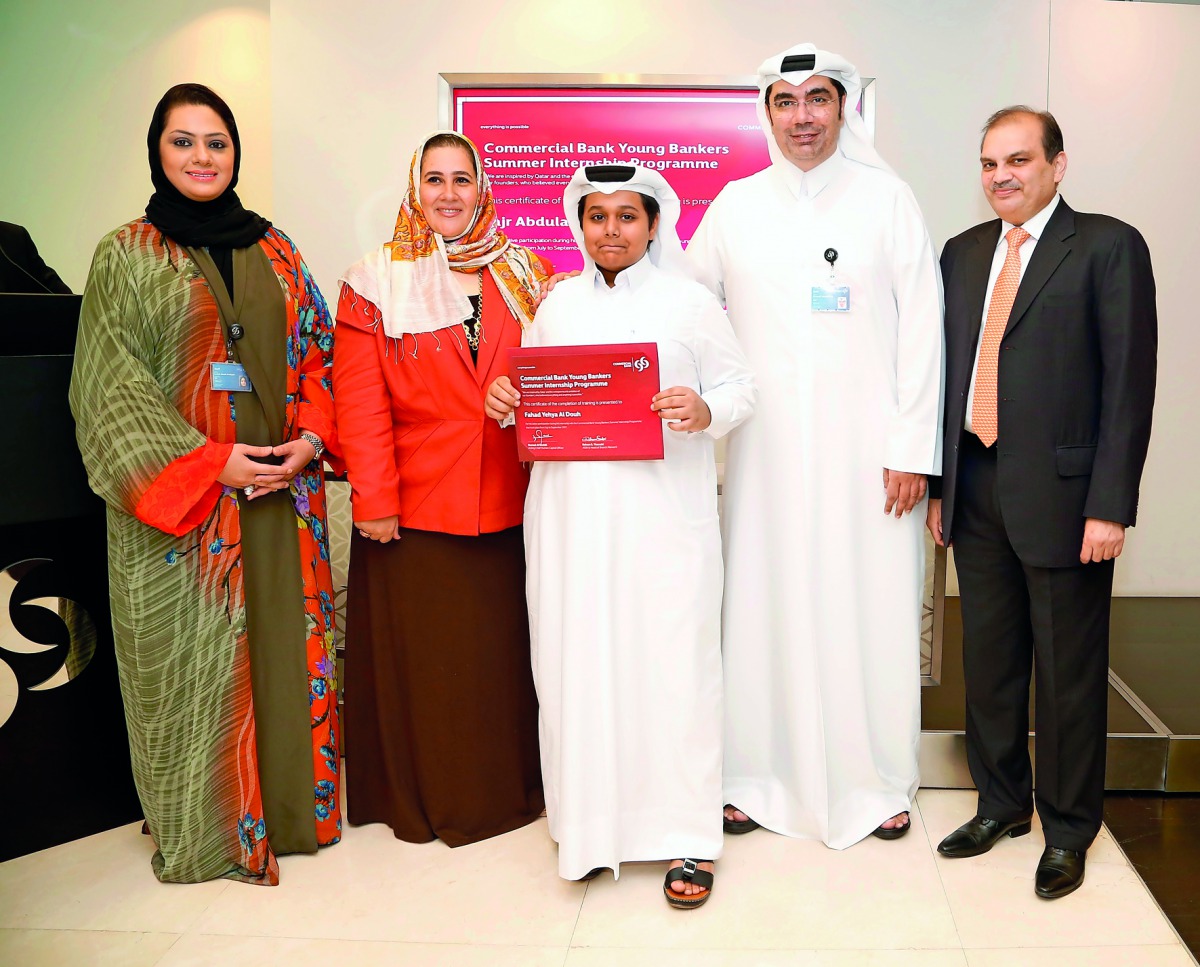 One of the participants of the “Young Bankers” programme with senior officials of Commercial Bank during the awards ceremony.