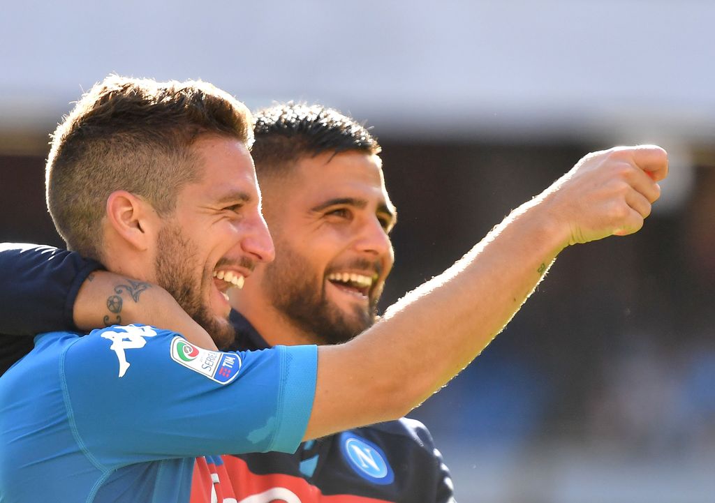 Napoli's Belgian striker Dries Mertens (L) celebrates with Napoli's Italian striker Lorenzo Insigne at the end of the Italian Serie A football match Napoli vs Benevento on September 17, 2017 at San Paolo stadium in Naples. / AFP / ALBERTO PIZZOLI
