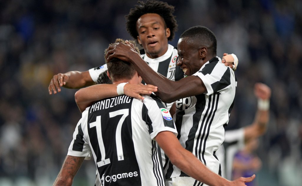 Juventus’ Mario Mandzukic celebrates scoring their first goal with Blaise Matuidi and Juan Cuadrado REUTERS/Massimo Pinca
