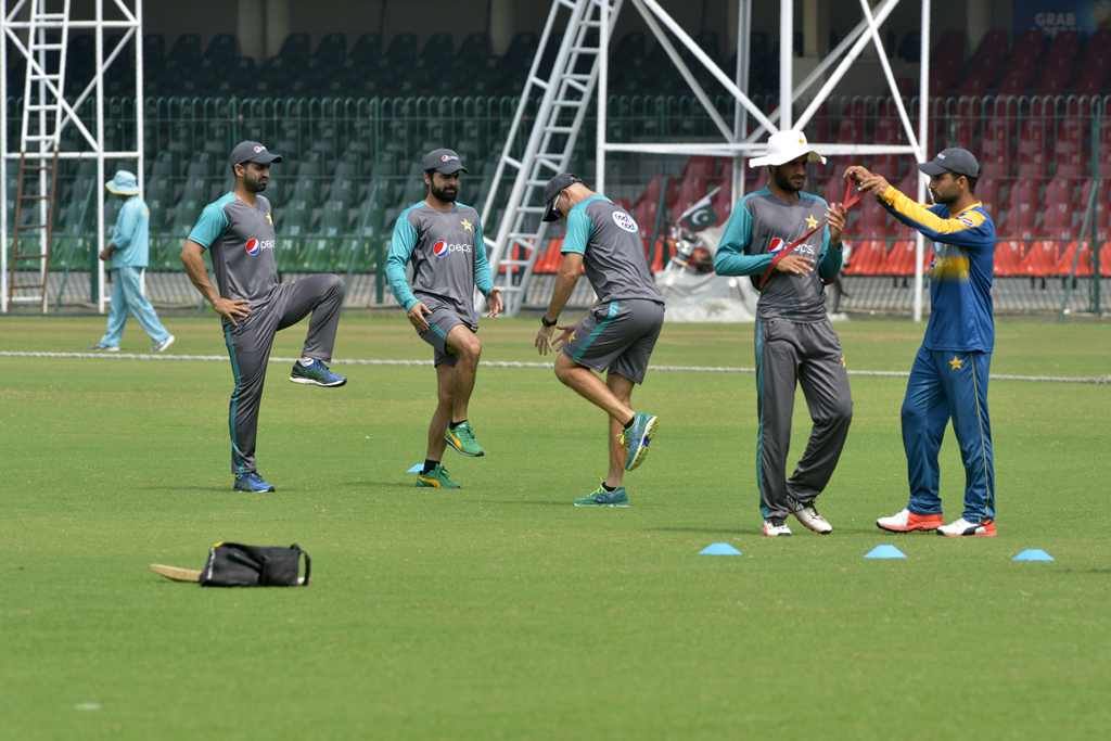 Pakistani cricketers take part in a training session at the Gaddafi Cricket Stadium in Lahore on September 21, 2017, ahead of the forthcoming cricket series between Pakistan and Sri Lanka, playing in United Arab Emirates (UAE). (AFP / ARIF ALI)