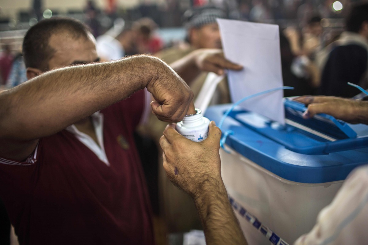 An Iraqi Kurd dips his finger in ink after voting in the Kurdish independence referendum at a stadium in Arbil which is being used as a polling station on September 25, 2017. AFP / Ahmed Deeb