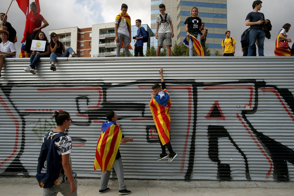 Students wear Esteladas (Catalan separatist flag) during a demonstration in favor of the banned October 1 independence referendum in Barcelona, Spain September 28, 2017. REUTERS/Jon Nazca