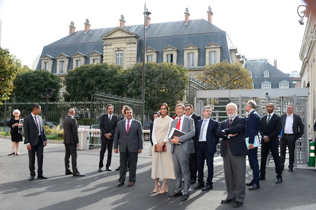 HE Sheikha Hind bint Hamad Al Thani, Chairperson of Hamad Bin Khalifa University, Vice-Chairperson and CEO of Qatar Foundation, and Dr. Christian Bréchot, President of Institut Pasteur with other officials at the signing ceremony.