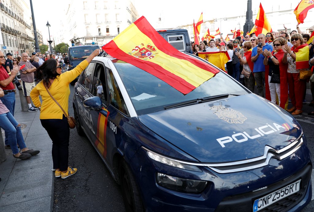 Demonstrators wave Spanish flags and support police during a demonstration in favor of a unified Spain on the day of a banned independence referendum in Catalonia, in Madrid, Spain, October 1, 2017. REUTERS/Rafael Marchante