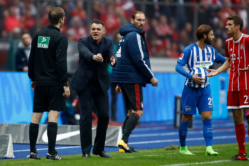 Bayern Munich's French interim head coach Willy Sagnol argues with the fourth offical during the German first division Bundesliga football match between Hertha Berlin and FC Bayern Munich in Berlin, on October 1, 2017. AFP / Odd ANDERSEN