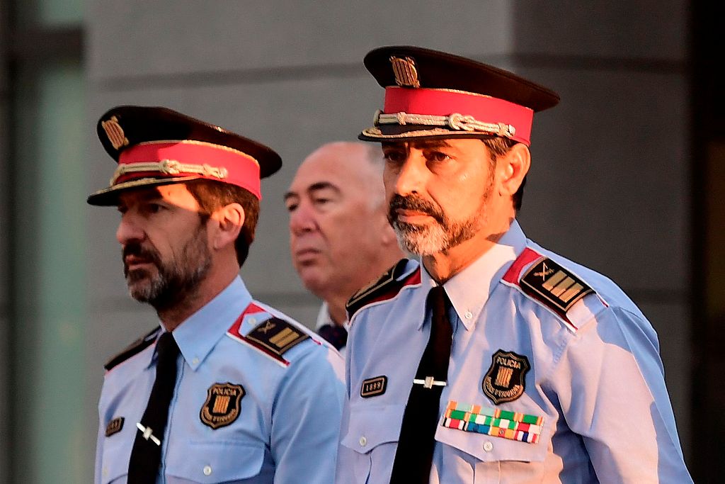 Josep Luis Trapero (R), chief of the Catalan police Mossos d'Esquadra who is under investigation for sedition, arrives to the High Court in Madrid on October 6, 2017.  AFP / JAVIER SORIANO

