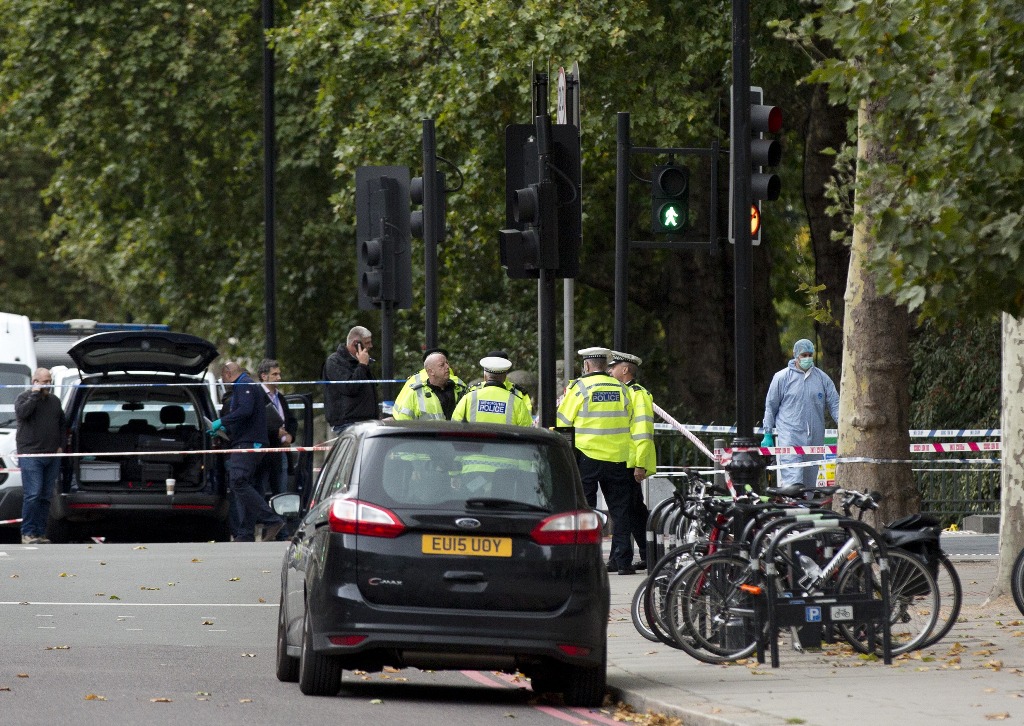 Police officers stand guard at the scene where several people have been injured after a car hit pedestrians near the Natural History Museum in London, England on October 7, 2017. ( Isabel Infantes - Anadolu Agency )