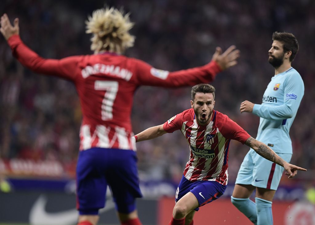 Atletico Madrid's Spanish midfielder Saul Niguez (C) celebrates a goal during the Spanish league football match Club Atletico de Madrid vs FC Barcelona at the Wanda Metropolitano stadium in Madrid on October 14, 2017. / AFP / JAVIER SORIANO
