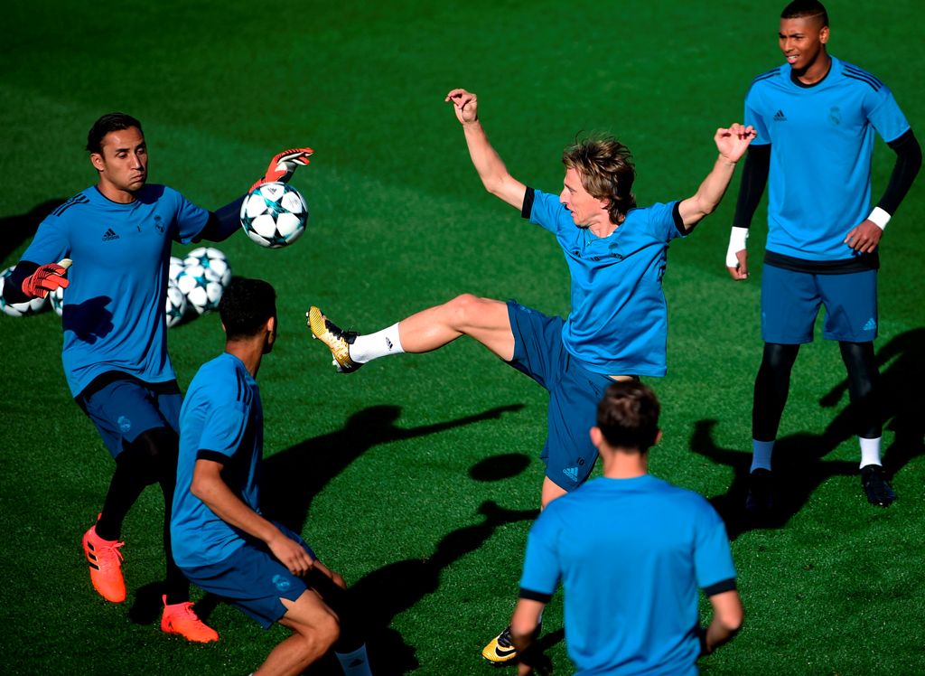 Real Madrid's Costa Rican goalkeeper Keylor Navas (L) and Real Madrid's Croatian midfielder Luka Modric attend a training session at Valdebebas Sport City in Madrid on October 16, 2017 on the eve of a Champions' League football match against Tottenham. / 