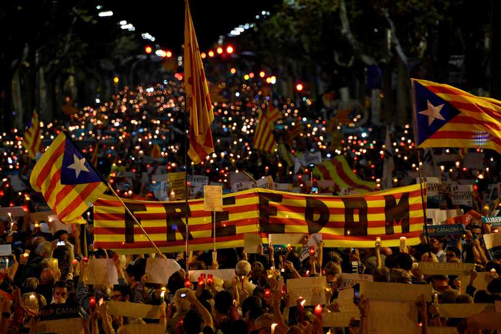  People hold a giant Estelada (pro-independence Catalan flag) reading 