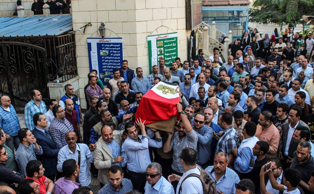 Egyptians carry the coffin of Police Cpt. Ahmed Fayez during his funeral outside a mosque in the capital Cairo's western suburb of Sixth of October, on October 21, 2017.  AFP / Fayed EL-GEZIRY
