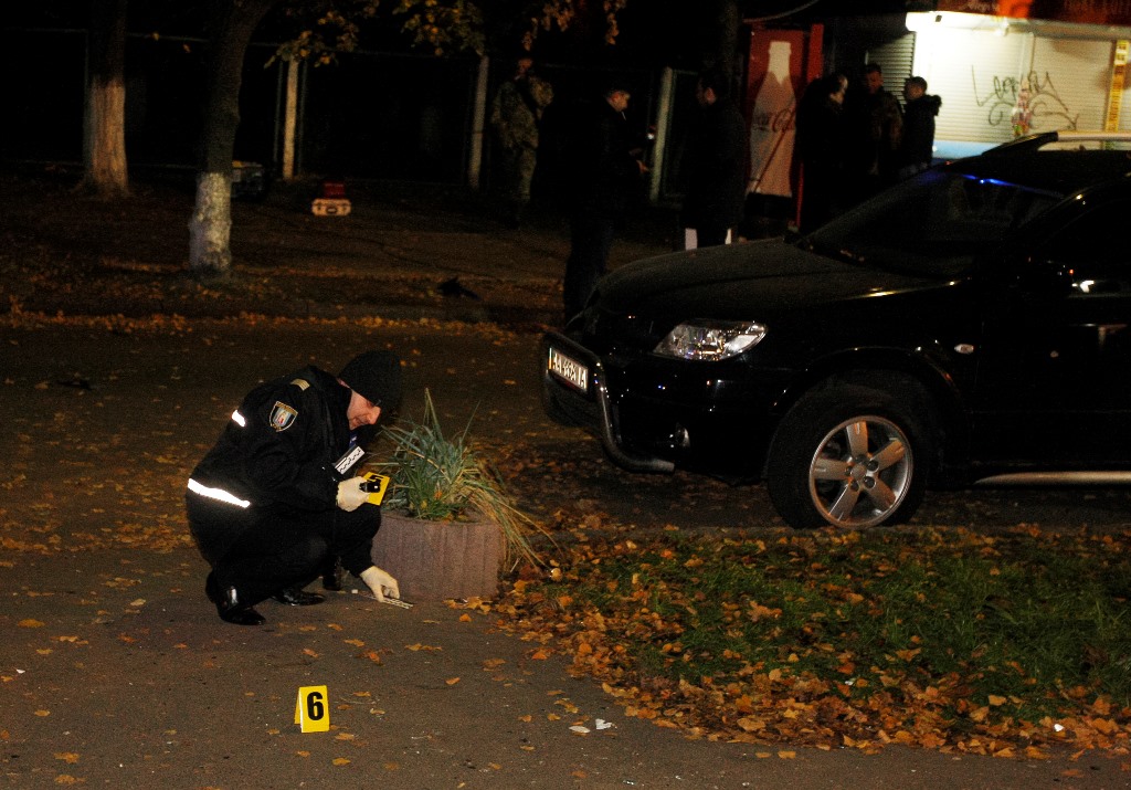 KIEV, UKRAINE: Police experts examine the crime scene after an explosion in Kiev, Ukraine on early Thursday on October 26, 2017. (Vladimir Shtanko - Anadolu Agency)
