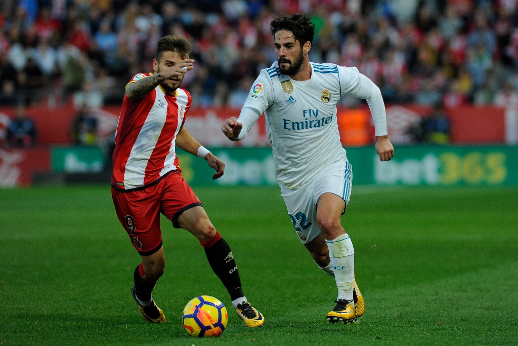 Real Madrid's midfielder Isco (R) in action during the Spanish La Liga football match Girona FC vs Real Madrid CF at the Municipal de Montilivi stadium in Girona, Spain on October 29, 2017. Lola Bou - AA