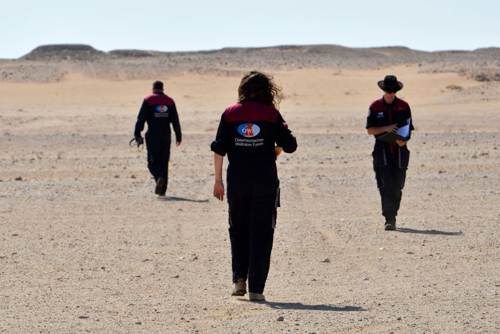 Members of the Austrian Space Forum inspect a site in Oman's Dhofar desert, near the southern Marmul outpost, on October 29, 2017, in preparation for a four-week Mars simulation mission due to begin next year. / AFP / GIUSEPPE CACACE
