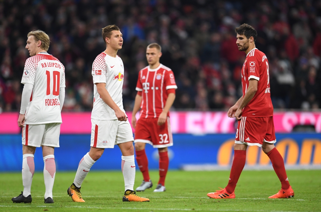 Leipzig's Willi Orban (2nd L) leaves the pitch after receiving a red card during the German Bundesliga soccer match between FC Bayern Munich and RB Leipzig at Allianz Arena in Munich, Germany, on October 28, 2017. ( Andreas Gebert - Anadolu Agency )
